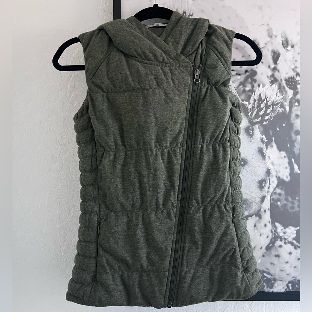 Athleta Valencia Green Goose Down filled Puffer Vest size Small